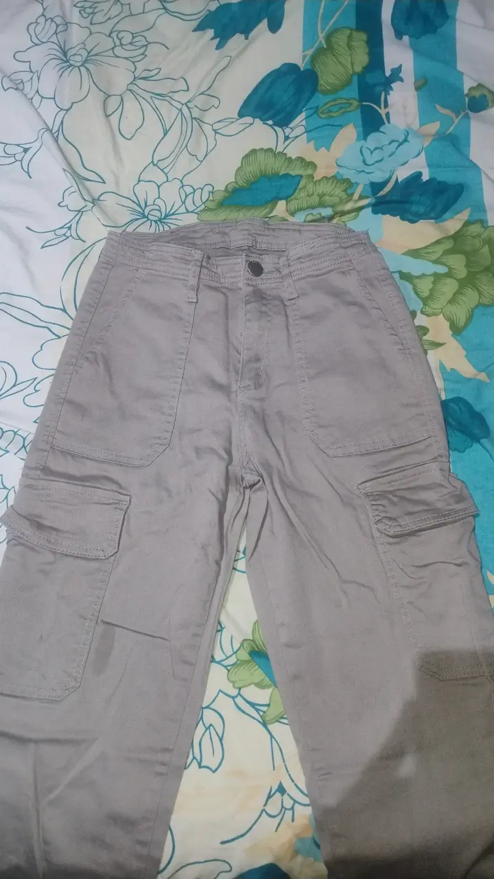 Pantalones cargo grises para mujer - 1