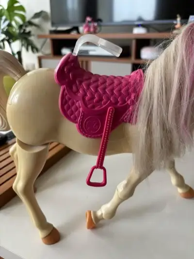 Caballo de juguete Barbie con silla rosa - miniatura 2