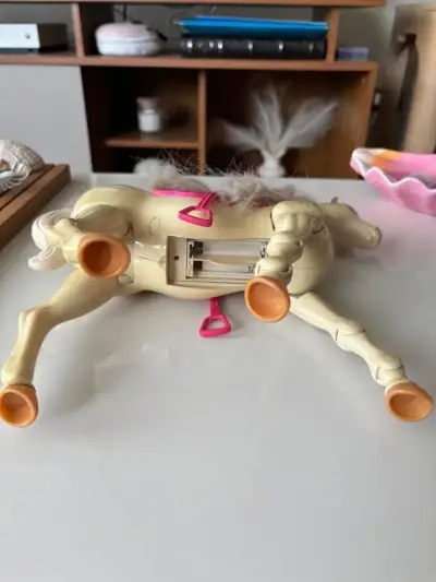 Caballo de juguete Barbie con silla rosa - miniatura 6
