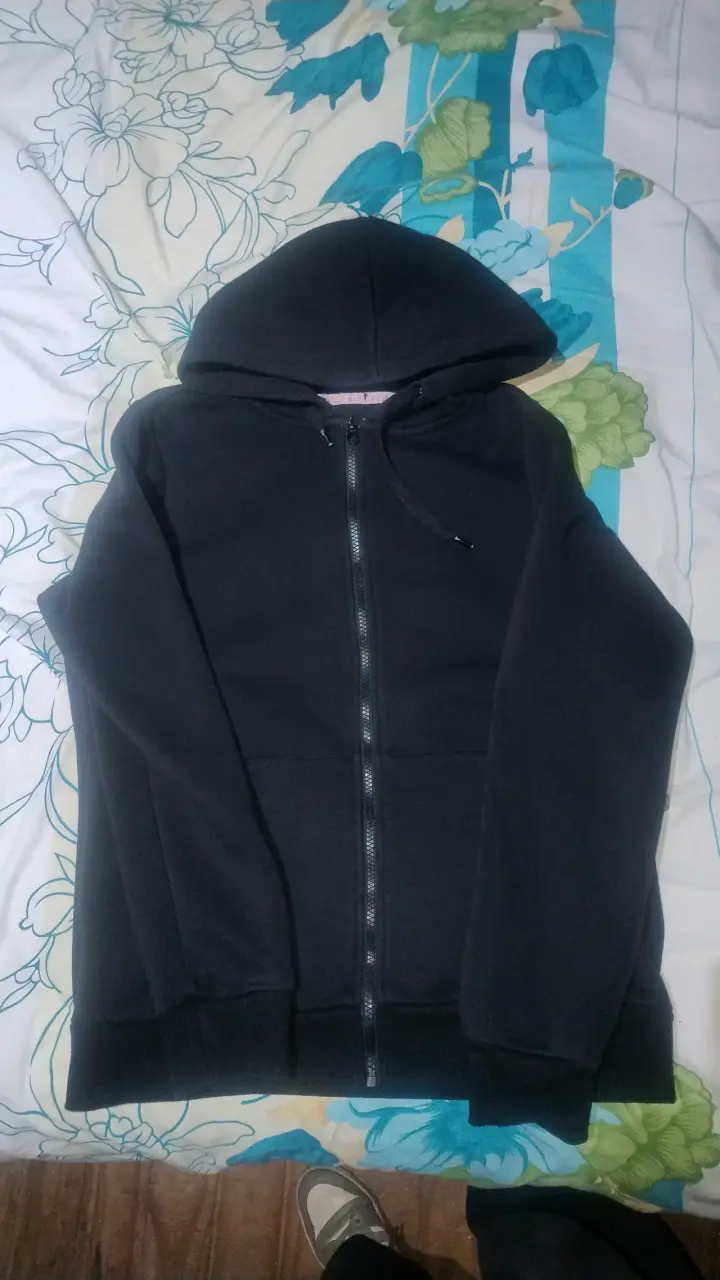Polerón negro con capucha y cierre