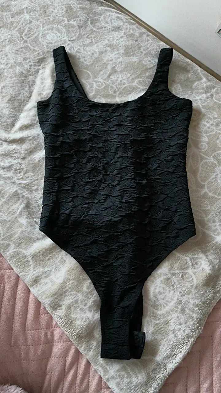 Body negro texturizado para mujer