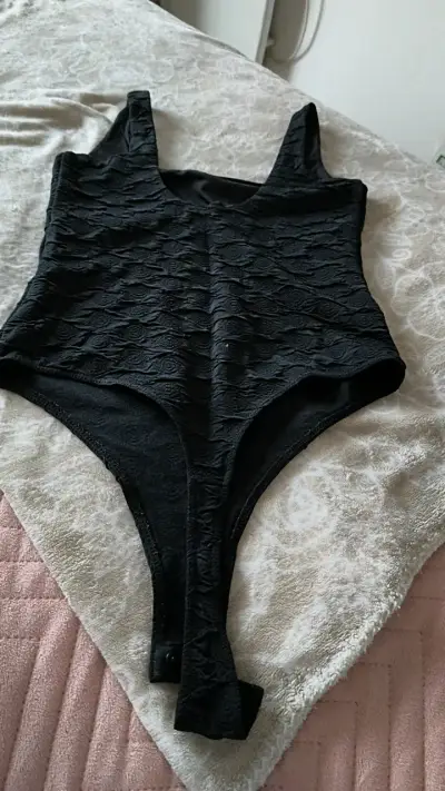 Body negro texturizado para mujer - miniatura 3
