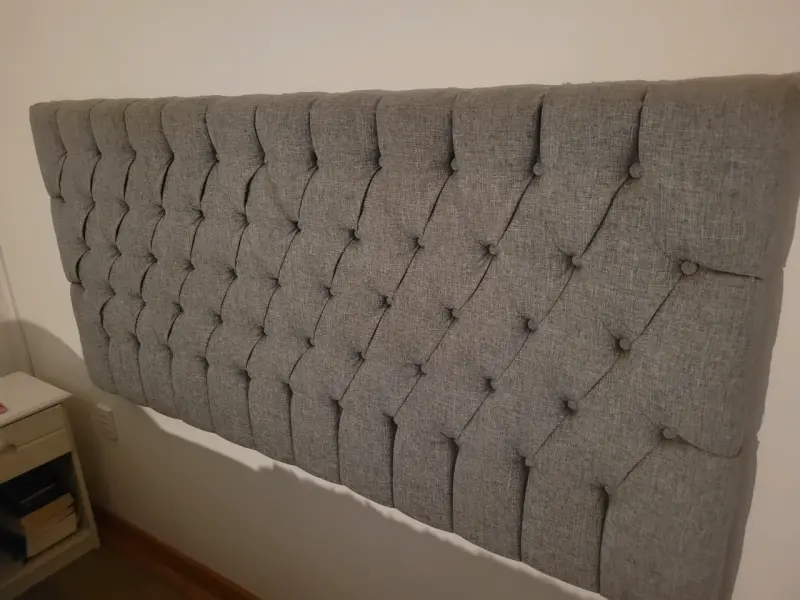 Cabecera de cama tapizada gris capitoné