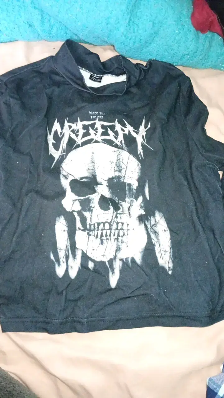 Polera negra con diseño de calavera Creepy - 1