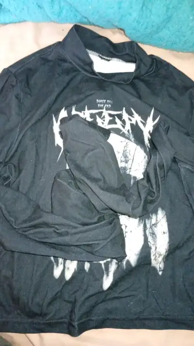 Polera negra con diseño de calavera Creepy - miniatura 2