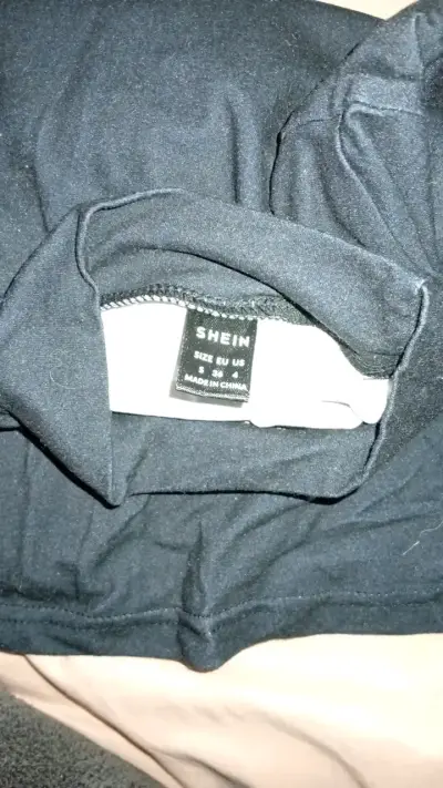 Polera negra con diseño de calavera Creepy - miniatura 3