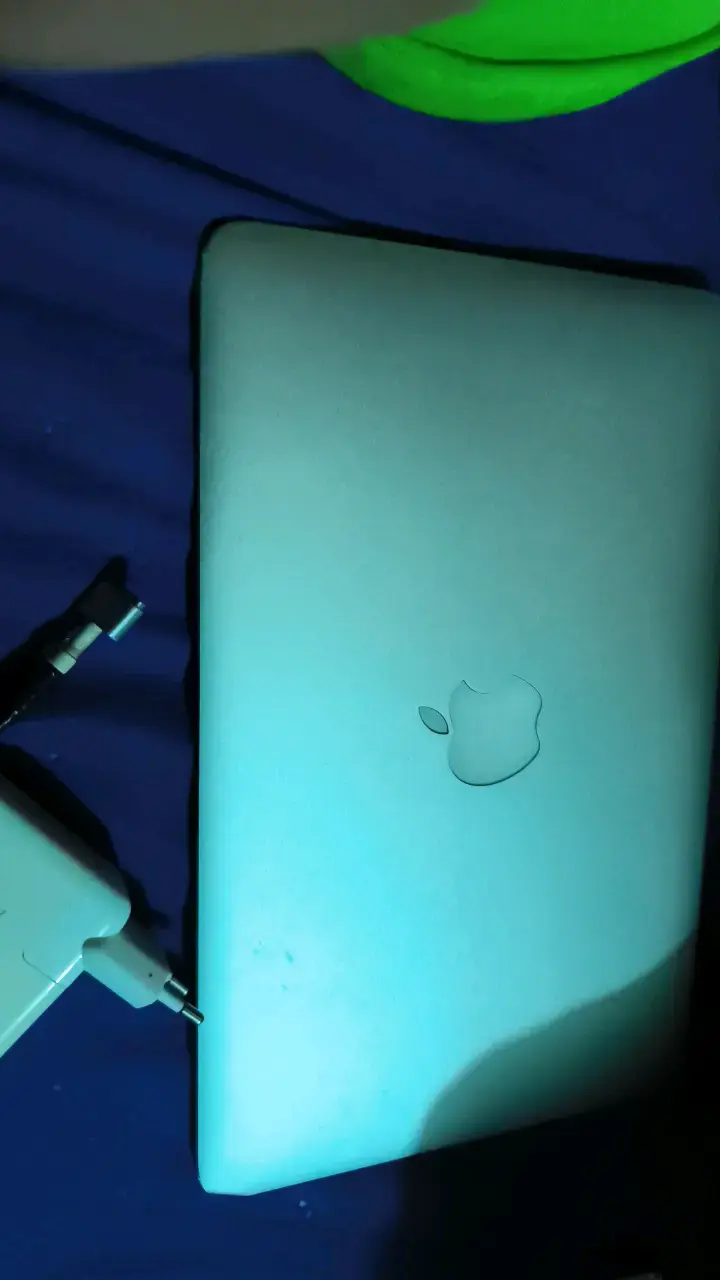 MacBook Air con cargador original - 1