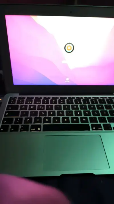 MacBook Air con cargador original - miniatura 2