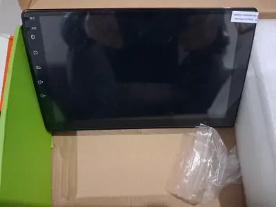 Pantalla táctil para auto con botones laterales - miniatura 1