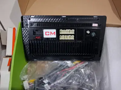 Pantalla táctil para auto con botones laterales - miniatura 3