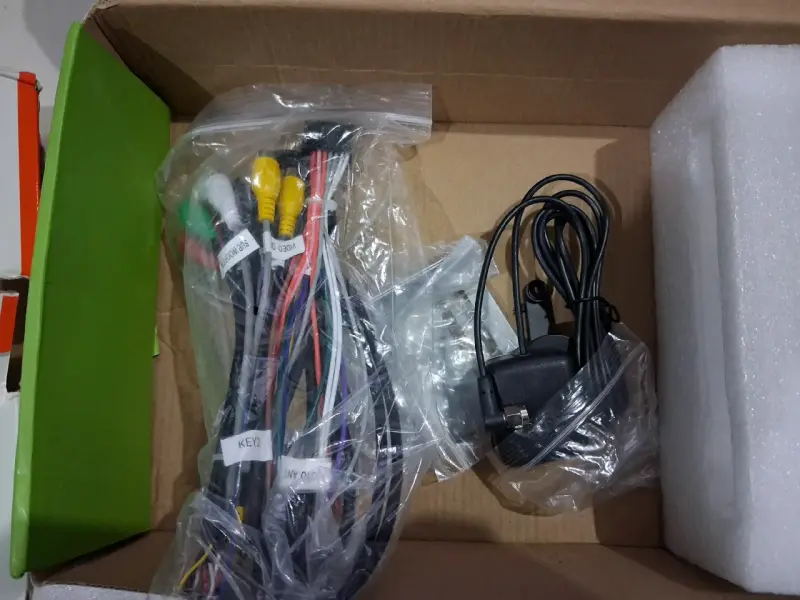 Pantalla táctil para auto con botones laterales - 4