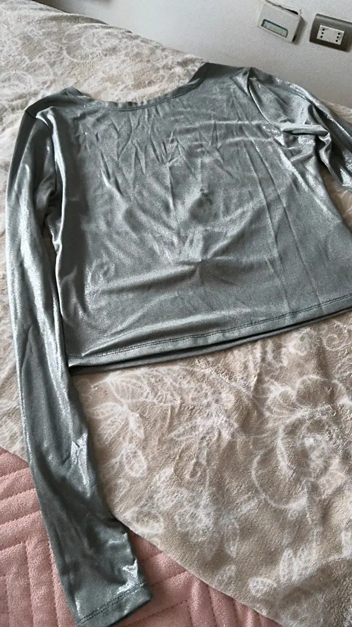 Polera manga larga plateada brillante