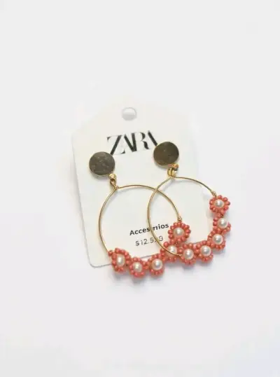 Aros colgantes Zara con perlas y flores - miniatura 1