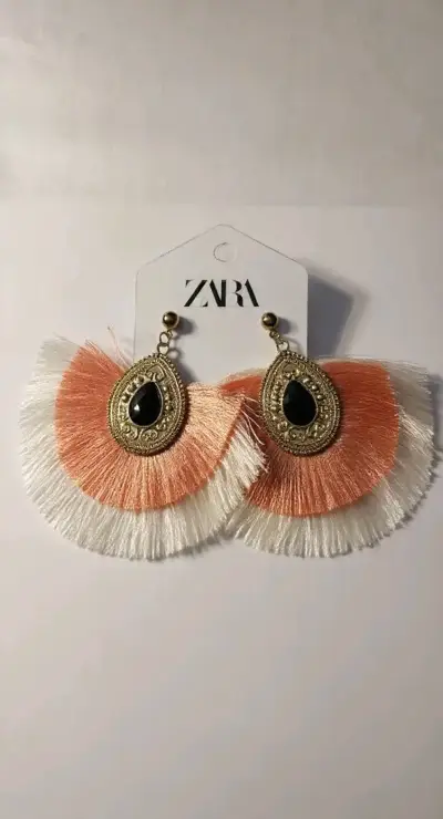 Aros colgantes Zara con perlas y flores - miniatura 4