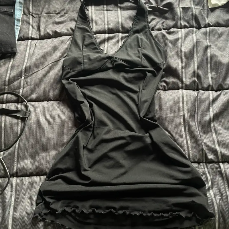 Vestido negro sin mangas elegante