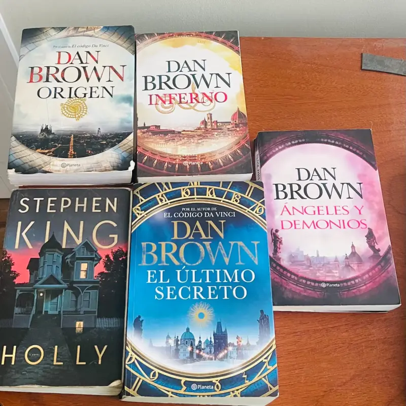 Colección de libros de Dan Brown y Stephen King