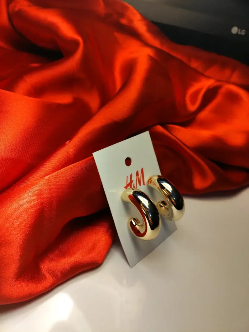 Aros dorados H&M elegantes - 2