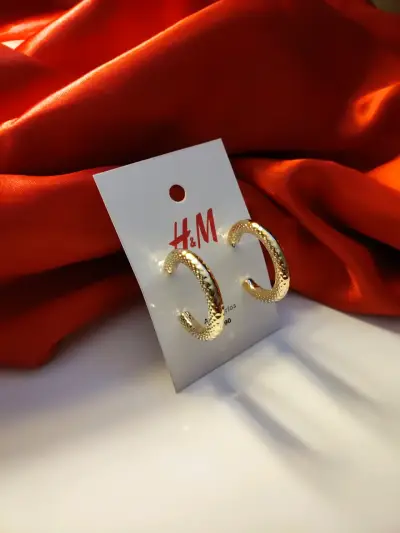 Aros dorados H&M elegantes - miniatura 3