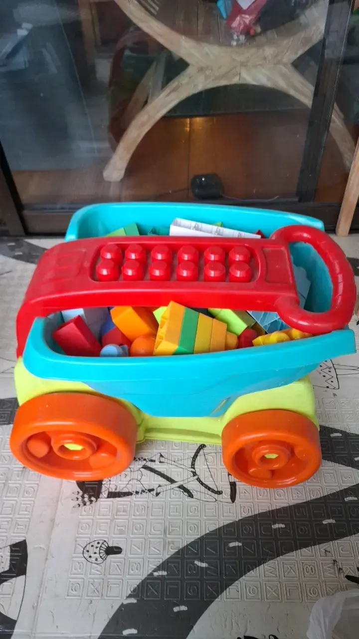 Carro de juguete con bloques de construcción
