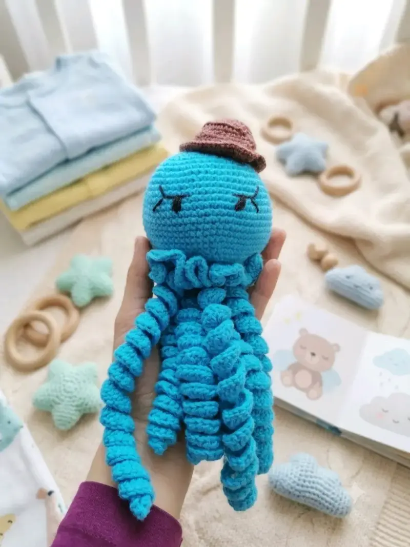 Pulpo de crochet azul con sombrero