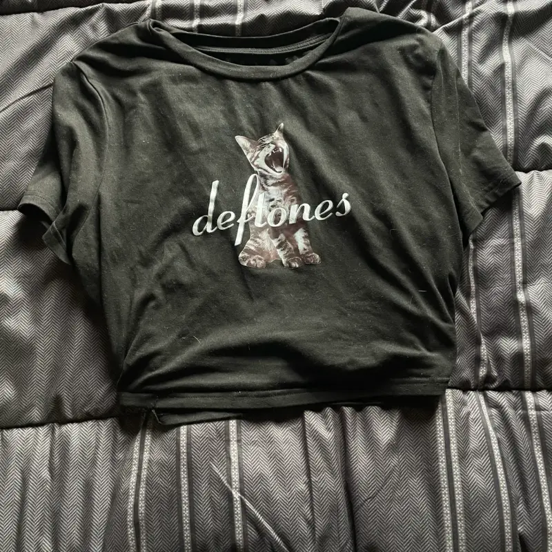 Polera negra Deftones con diseño de gato