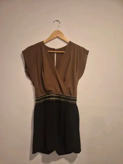 Vestido corto bicolor con detalle dorado - miniatura 1