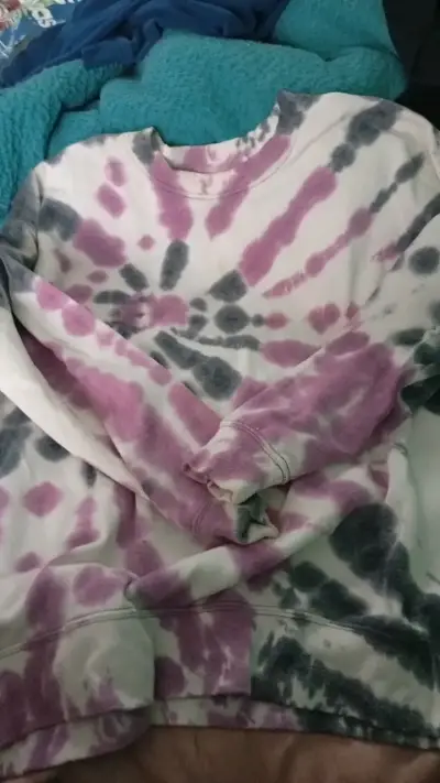 Polerón tie-dye unisex en tonos morados - miniatura 1