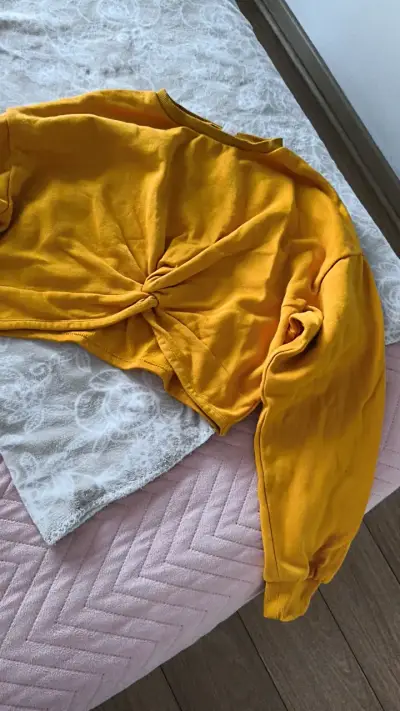 Polera amarilla con nudo frontal - miniatura 1