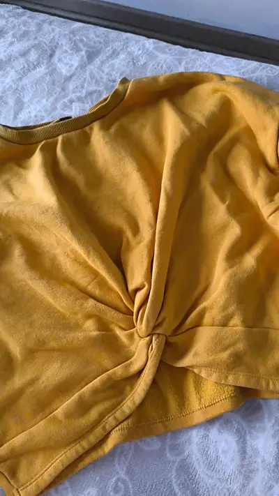 Polera amarilla con nudo frontal - miniatura 2