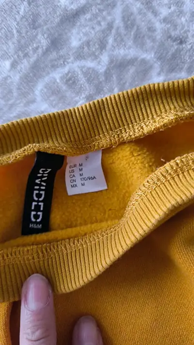 Polera amarilla con nudo frontal - miniatura 3