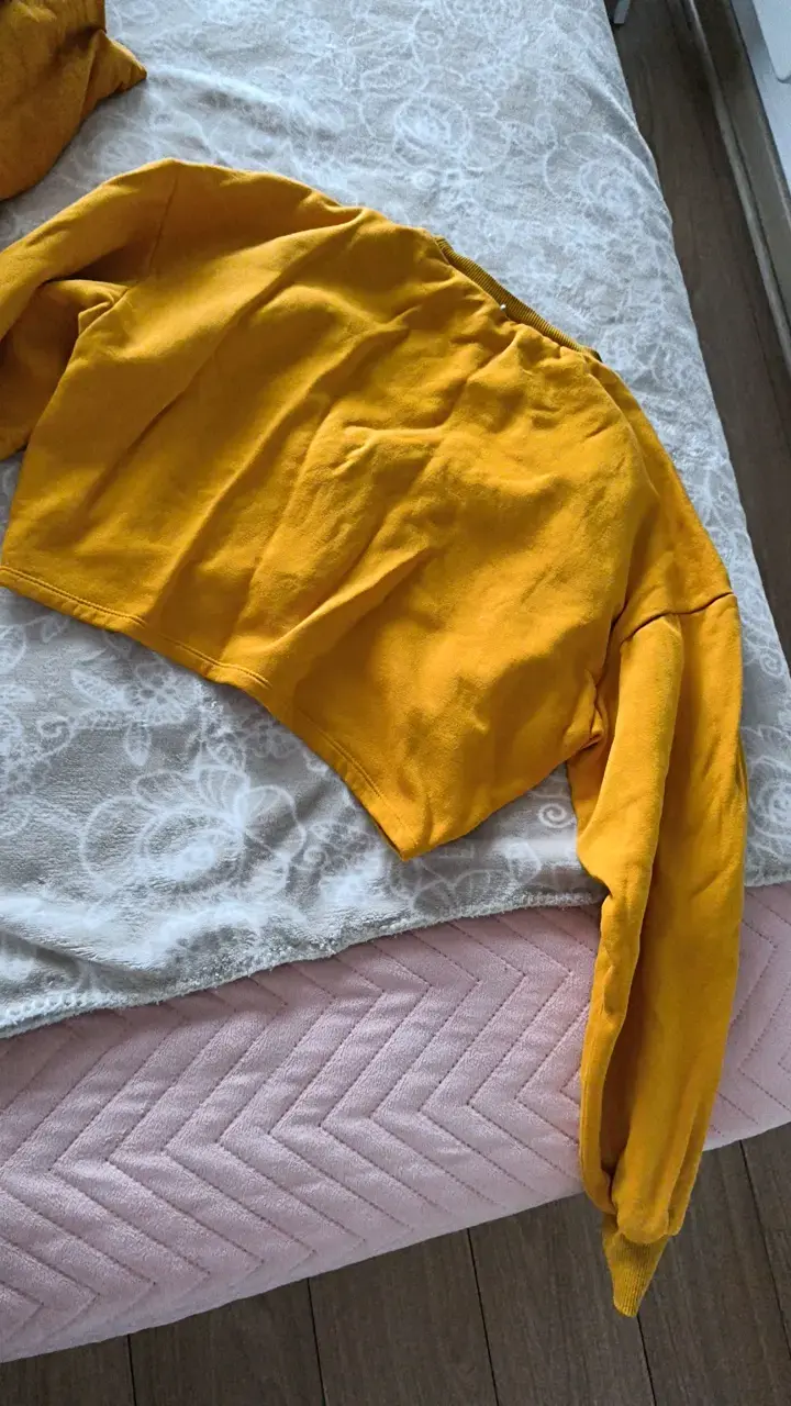 Polera amarilla con nudo frontal - 4