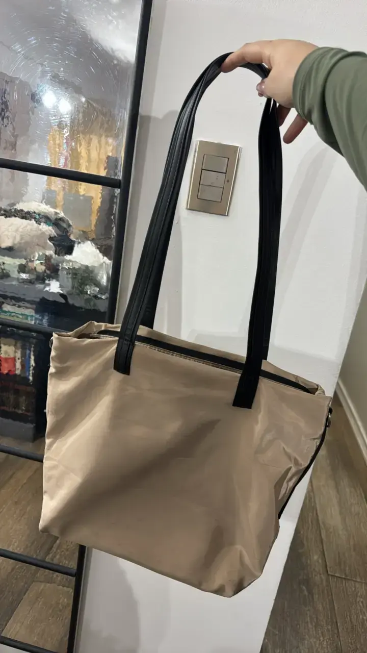 Cartera/ tote beige con asas negras