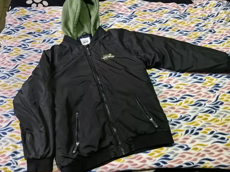 Chaqueta negra con capucha verde para hombre - 1