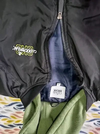 Chaqueta negra con capucha verde para hombre - miniatura 2