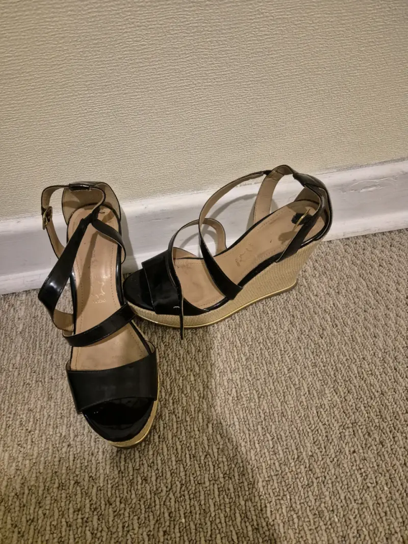 Sandalias de cuña negras elegantes