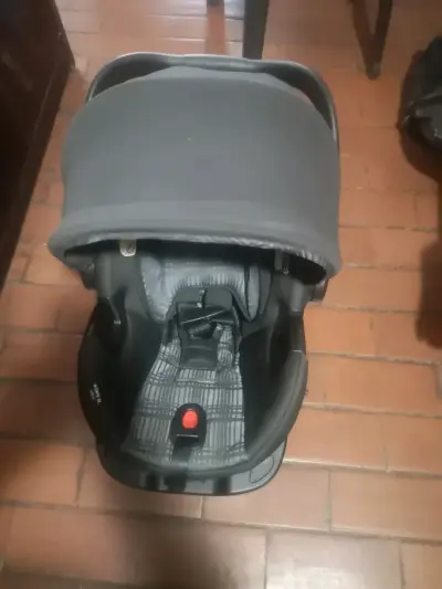 Silla de auto para bebé gris con capota - miniatura 2