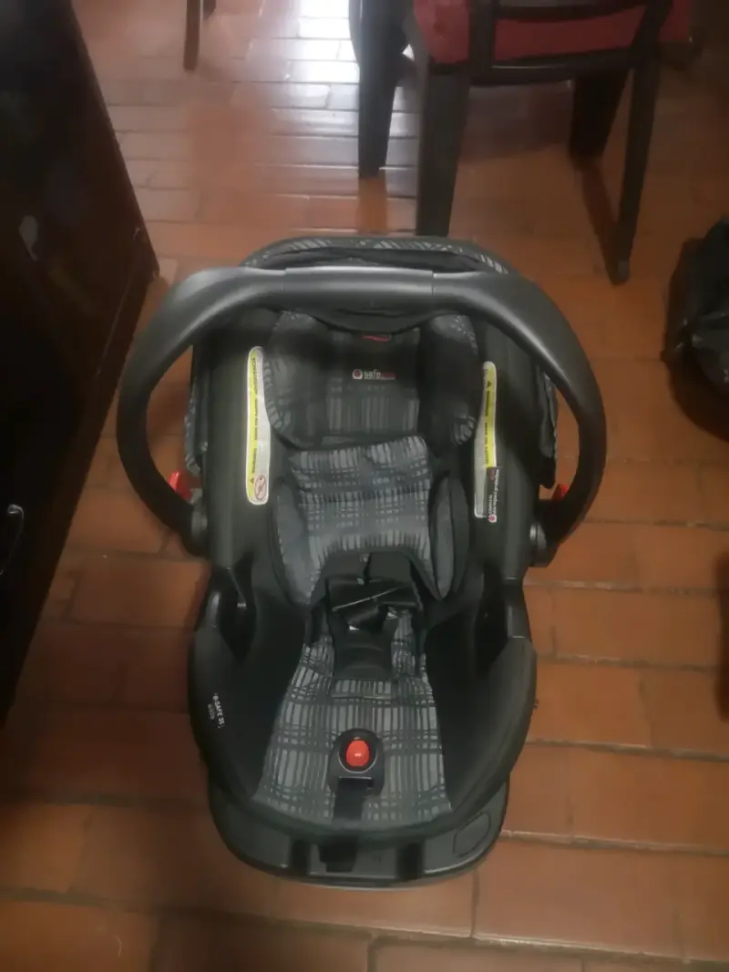 Silla de auto para bebé gris con capota - 4