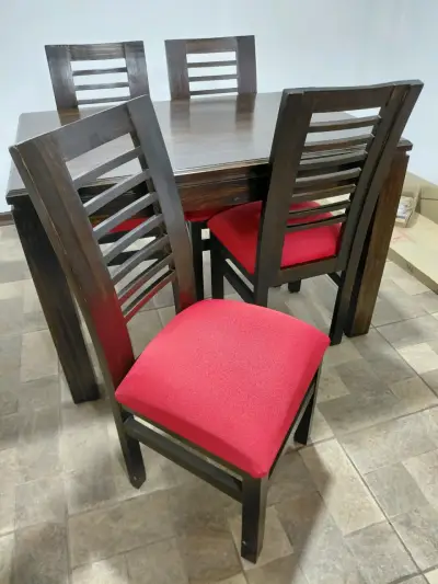 Juego de comedor de madera con sillas rojas - miniatura 1