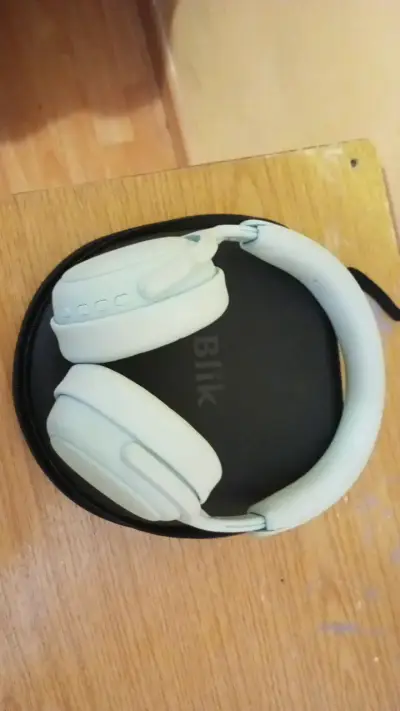 Auriculares inalámbricos verdes con estuche - miniatura 1