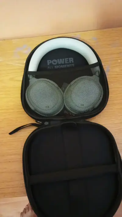 Auriculares inalámbricos verdes con estuche - miniatura 3