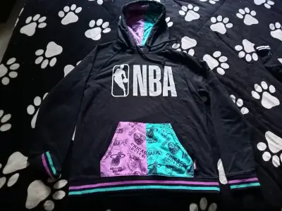 Polerón NBA negro con diseño colorido - miniatura 1