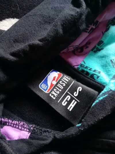 Polerón NBA negro con diseño colorido - miniatura 2