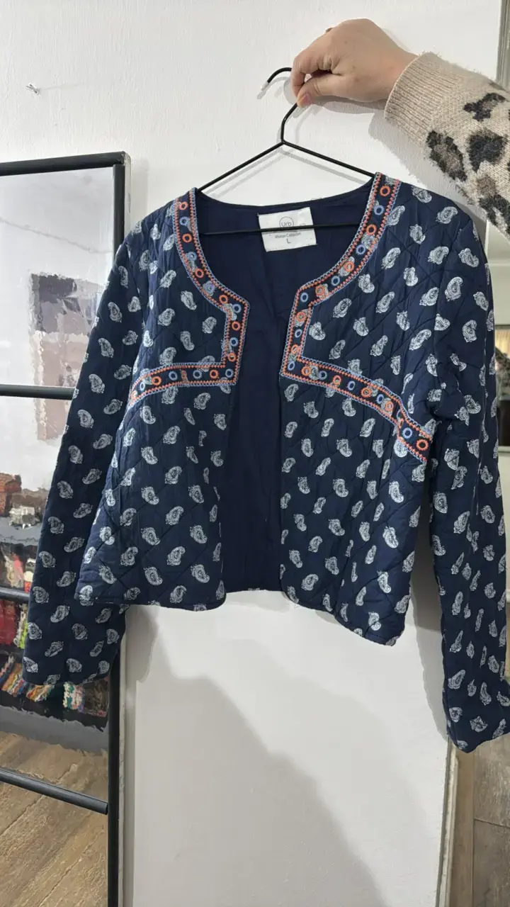 Chaqueta acolchada azul con diseño étnico