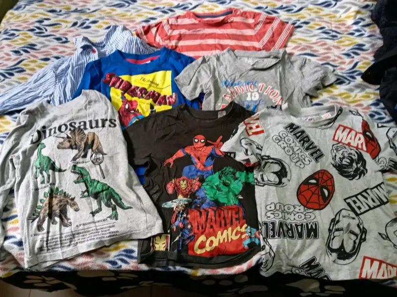 Lote de poleras infantiles Marvel y dinosaurios