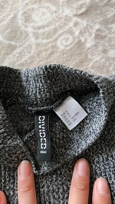 Suéter gris de punto para mujer - miniatura 2
