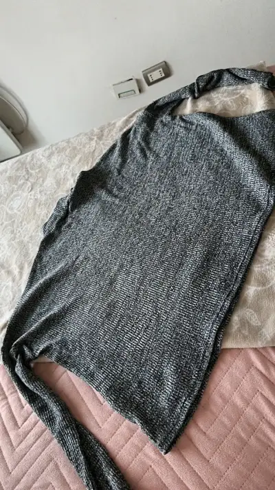 Suéter gris de punto para mujer - miniatura 3