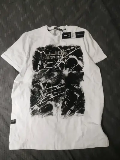 Polera blanca con diseño gráfico JJO - miniatura 1