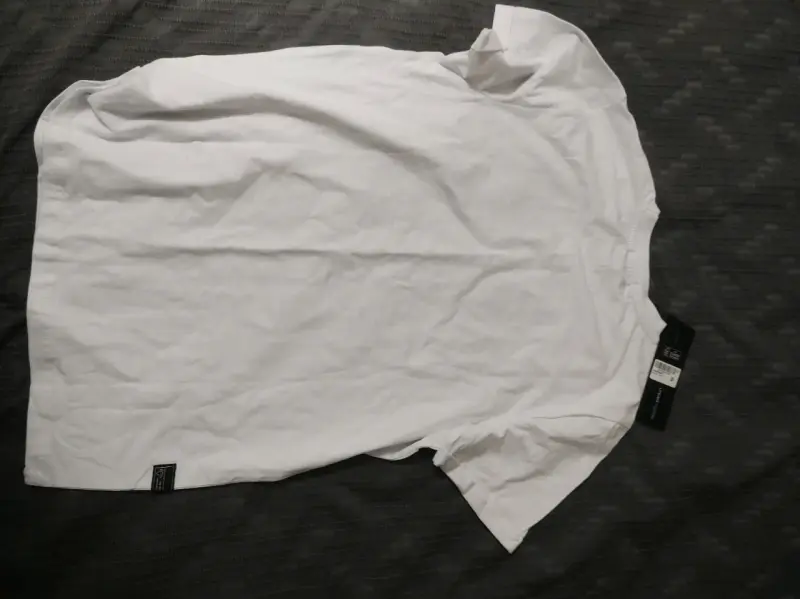 Polera blanca con diseño gráfico JJO - 2