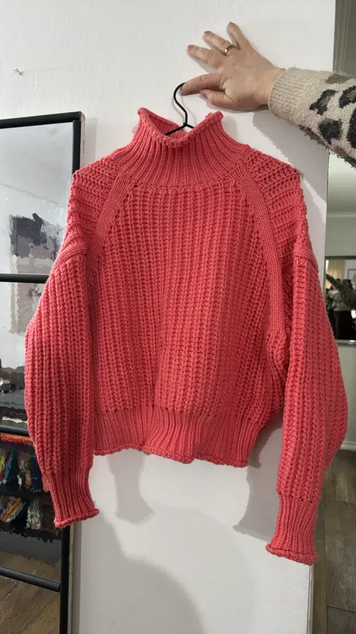Suéter tejido cuello alto color coral