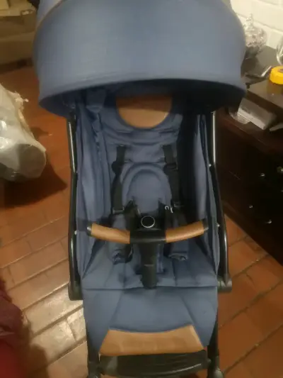 Coche de bebé azul con manillar ajustable - miniatura 1